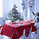 Une table habillée de rouge devant un beau sapin vert, toute l’ambiance de Noël est là pour laisser de somptueux souvenirs aux petits comme aux grands.