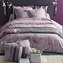 Dans un décor japonisant avec la parure de lit Fleurs de pommier