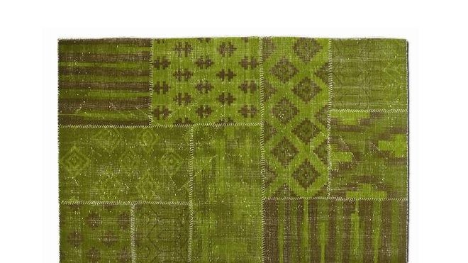 Noué main, le tapis Patchy vert évoque l’« upcycling » qui vise à recycler des morceaux de tapis anciens en les sublimant. L170xl240cm, 1095€. L200xl300cm, 1595€