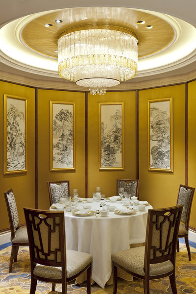 Estampes et décor raffiné pour un restaurant de haute voltige