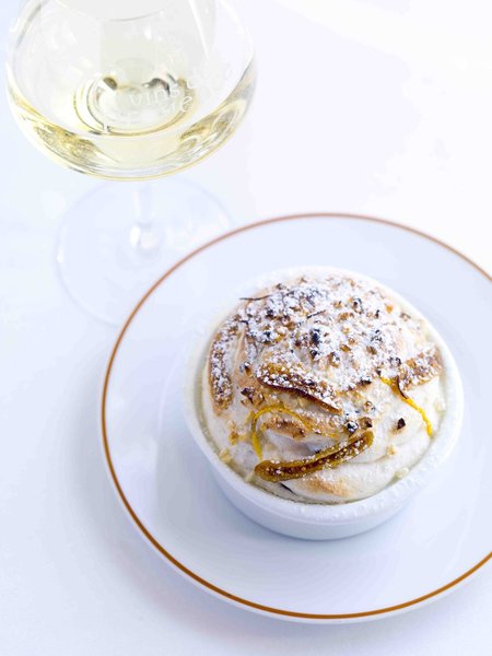 Clin d’œil aux 13 desserts pour ce soufflé aux coings et aux fruits du mendiant créé par Alain Passard.