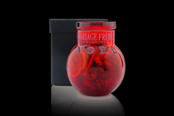 Chaque année, Mariage Frères innove avec des contenants élégants et festifs; cette année le flacon en boule de verre soufflé rouge rempli de « fruit tea », un thé épicé et fruité.