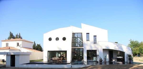 Nouvelle marque de maison contemporaine basse consommation, Villasconcept.com, pari réussi du constructeur Villas La Provençale, collectionne les trophées.