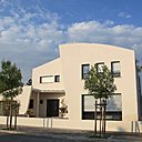 La façade sud du Bateau Ivre, sur voie, capte la lumière grâce à ses nombreuses ouvertures et fait ainsi circuler le soleil dans toute la maison et le jardin