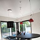 Mettant en valeur la vue sur le jardin et La Sorgue, Les grandes baies vitrées de la cuisine et du séjour prolongent le regard et la bâtisse se fond dans le paysage.