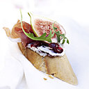 Une jolie mise en bouche avec un crostini aux figues avec fromage blanc aux US cranberries !