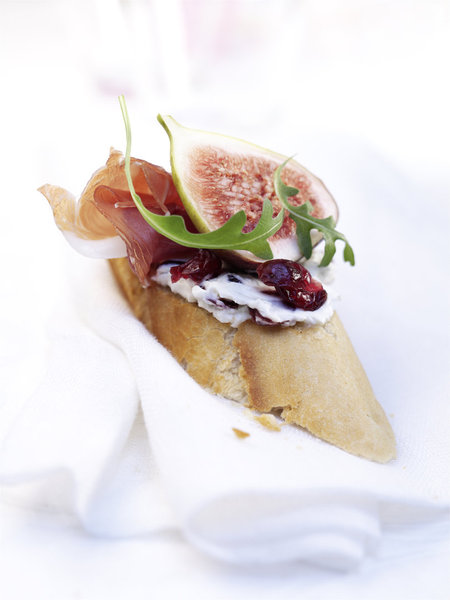 Une jolie mise en bouche avec un crostini aux figues avec fromage blanc aux US cranberries !