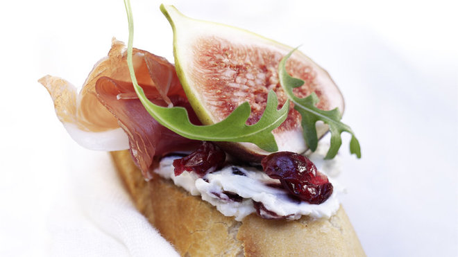 Une jolie mise en bouche avec un crostini aux figues avec fromage blanc aux US cranberries ! Une jolie mise en bouche avec un crostini aux figues avec fromage blanc aux US cranberries !