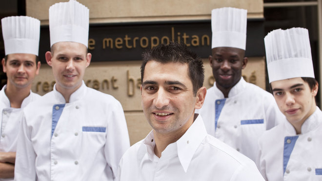 Aux commandes, le jeune chef Stéphane Pitré entouré de sa brigade