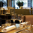 Des tables à la mise simple mais à l’élégance japonisante.
