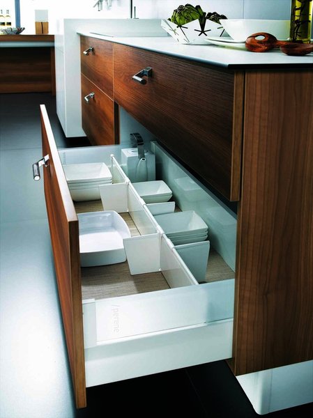 Non seulement le tiroir est équipé d’un astucieux système modulable, mais en plus, il s’ouvre d’une simple pression du genou. Perene. www.perene.com