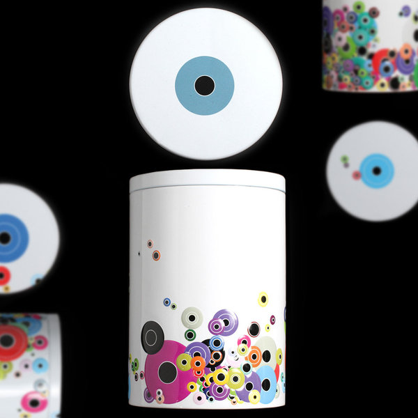 Une jolie boîte ornée de pois colorés. En métal. Design Sébastien Servaire. La boîte de 250 g, H 15 cm : 9 €. Boîte ronde Bobines. Delamaison