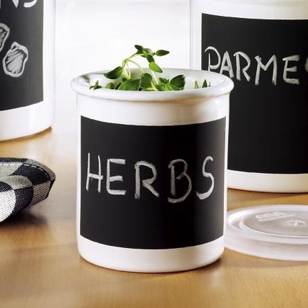 Finis les trous de mémoire avec ces boîtes en céramique brillante ornés de petites ardoises. Existent dans de nombreuses dimensions. En 6,5 cm de diamètre : 4,90 €. Collection Memo. Asa. Delamaison.