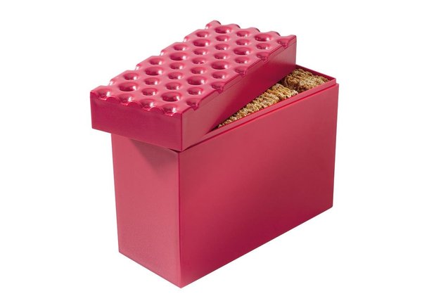 Pour ranger les biscuits, ou d’autres denrées, une boîte colorée bien hermétique. H 18 x 9 x 14,6 cm.21 €. Brod. Koziol. Made in Design.