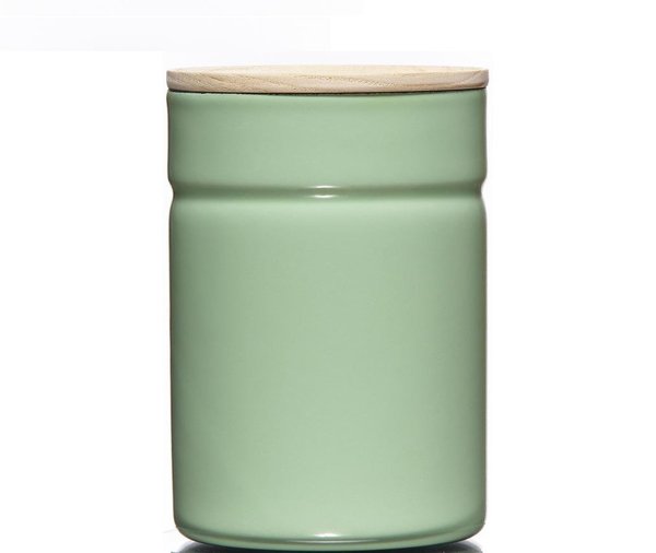 Une jolie boîte de conservation inspirée du design scandinave des années 70. En acier émaillé, couvercle en frêne naturel. 8 x H 12 cm. Nombreux coloris. 45 €. Kitchen Management. Virages. Made in Design.