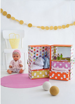 Les poupées ont toujours une garde robe de princesse, avec cette mallette transportable les petites filles adoreront ranger les vêtements et accessoires.