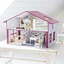 Une maison de poupée, le rêve de toute petite fille pour installer sa petite famille.