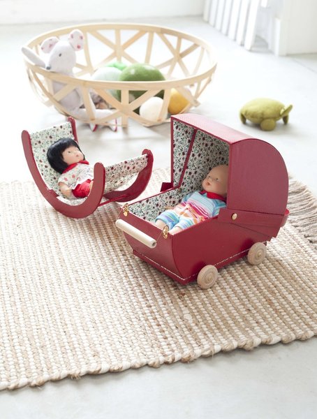 Un adorable berceau en Skivertex pour promener son bébé et un rocking chair pour le bercer