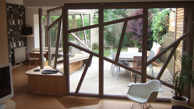 A l’intérieur, l’espace se déploie sans rupture avec un soubassement de verrière habillé de bois qui cache l’isolation.