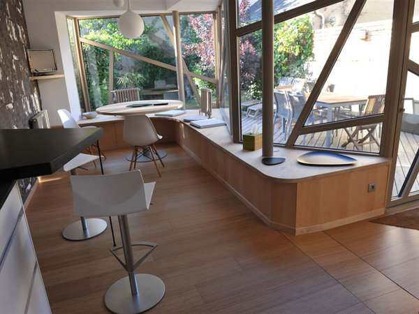 Le plan de travail de la cuisine peut servir de bar et de coin petit déjeuner.