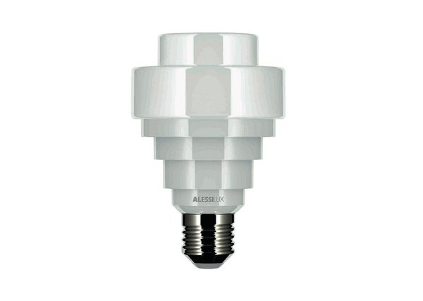 Alessi revisite l’ampoule en proposant toute une gamme design avec une technologie de LED ; ici le modèle Polaris, design Frederic Gooris, à partir de 32,95 €.