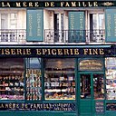 Chaîne d'épicerie fine Mère Famille: boiseries, lettres peintes, bocaux, carillon... tout y est!