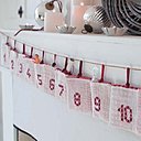 25 petits sachets à ouvrir contenant chacun un petit cadeau, c'est le calendrier de l'Avent à fabriquer sans plus tarder.