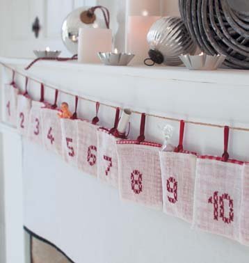 25 petits sachets à ouvrir contenant chacun un petit cadeau, c'est le calendrier de l'Avent à fabriquer sans plus tarder.