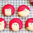 Frange, raie sur le côté, bouclette ou coupe au carré pour les filles.