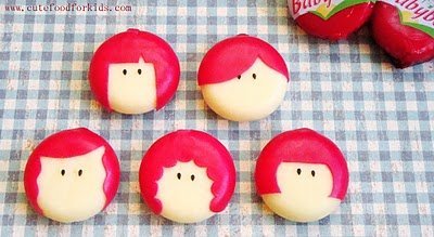 Frange, raie sur le côté, bouclette ou coupe au carré pour les filles.