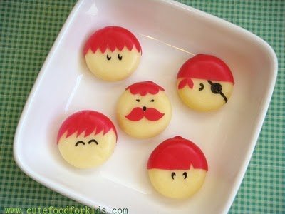 Moustachu, pirate, écolier, souriant ou perplexe pour les garçons.