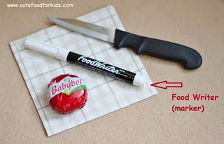 Un Mini Bel, un couteau de cuisine, une serviette en papier et un feutre alimentaire.