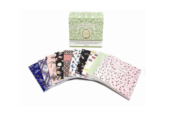 Maître es-recevoir, Ladurée et son chef Michel Lerouet, livrent 10 fois 10 recettes dans un élégant coffret pour savoir recevoir à tout moment et dans toutes circonstances.