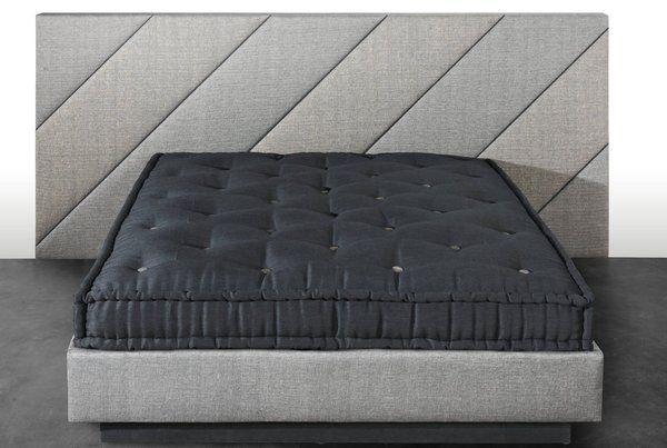 Le luxe durable. Côté technique, le matelas associe l’accueil moelleux de la laine non traitée au confort d’une âme en latex 100 % naturel. Côté déco, dosseret, matelas et sommier sont habillés d’un tissu signé Perrine Rousseau à base de fibres naturelles. Lit Turner. Le Lit National.