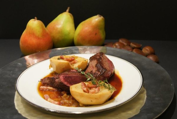 Tendre à souhait,  les pavés de biche révèlent toute leur subtilité escortés de poires délicates et lardons bien dorés.