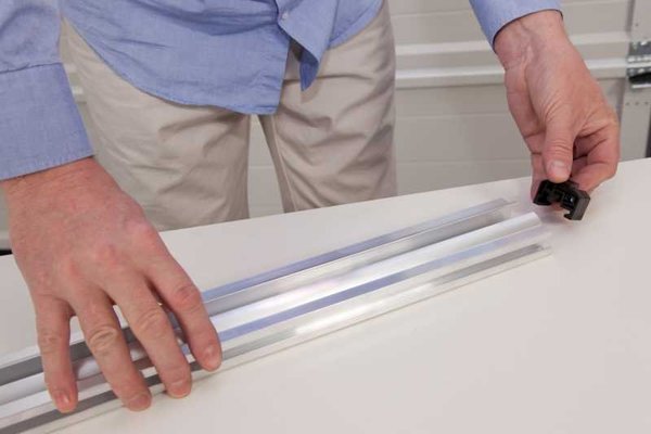 Montage des barrettes d'assemblage à l'extrémité du rail