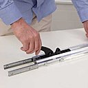 Faites glisser la butée de fermeture du rail.