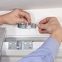 Prévissez pour enclencher le rail.