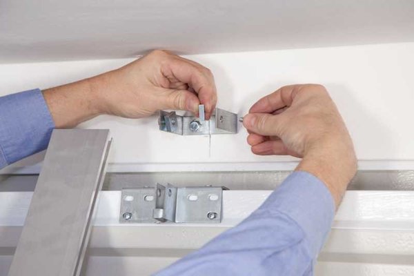 Prévissez pour enclencher le rail.