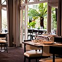 La décoration de Jean-Philippe Nuel, grand spécialiste de l'hôtellerie haut de gamme, alternent les teintes douces et toniques dans une ambiance très confortable