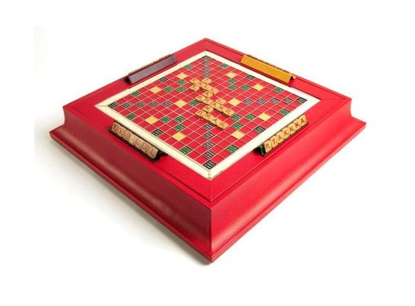 Pour les intellos en herbe, le Scrabble gaîné de cuir rouge pompier à 2 100 €