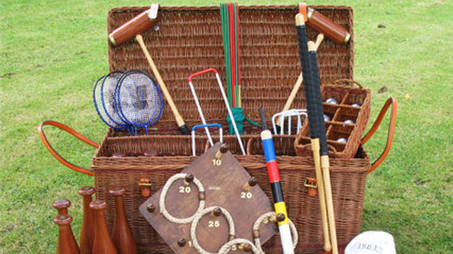 Exceptionnelle: la malle en osier emplie de beaux jeux de jardin: croquet, quilles, badminton... 3 800 €
