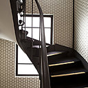 Escaliers et circulations évoquent l'esprit chic et graphique des seventires à la David Hicks