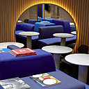 Un grand miroir rétroéclairé a été installé pour donner de la profondeur