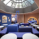 Style Paulin métissé de Sottsass dans des tonalités bleu Klein pour la salle à manger à la lumière zénithale