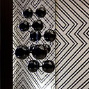 Ultra graphique, une constellation de boules de bakélite noire années 50 accueille les visiteurs dès la porte d'entrée