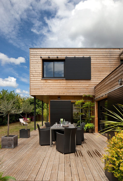 Les pièces-à-vivre du rez-de-chaussée possèdent un accès direct à la terrasse en pin, classe 4, traité en autoclave.