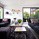 Dans la pièce à vivre, on a choisi, au sol, des grandes dalles de grès cérame émaillé. Les cloisons sont revêtues de plaques de plâtre simplement peintes.