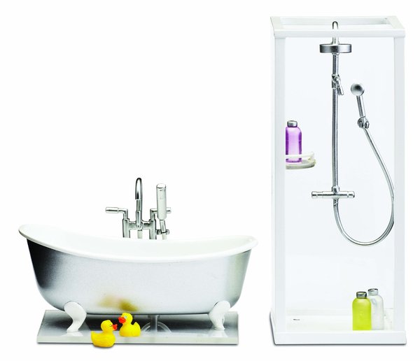 L'ensemble douche et baignoire au design contemporain.