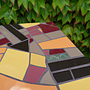 Zoom sur une table carrelée dans une superbe harmonie de couleurs et matériaux.